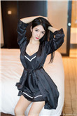 张靓颖乳环照